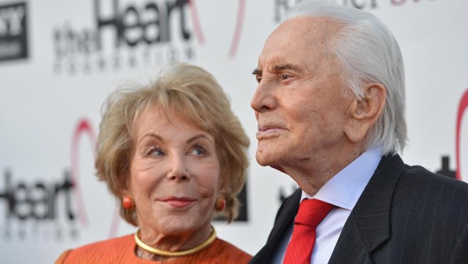 Kirk Douglas ao lado da mulher Anne: 63 anos de união | Alberto E. Rodriguez/AFP