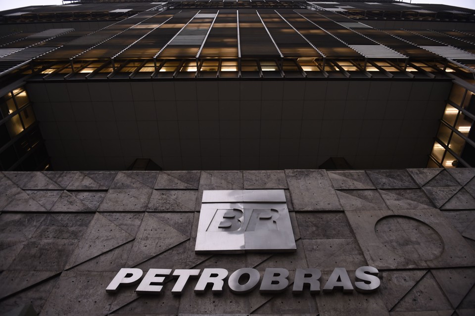 Fachada da sede da Petrobras: trabalhador que investiu parte do seu FGTS em ações da empresa agora poderá sacar os recursos. | Vanderlei Almeida/AFP