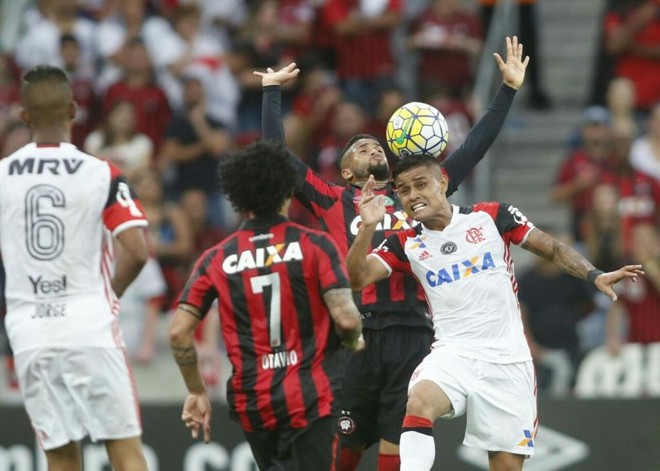 Everton do Flamengo disputa no alto. | Marcelo Andrade/Gazeta do Povo