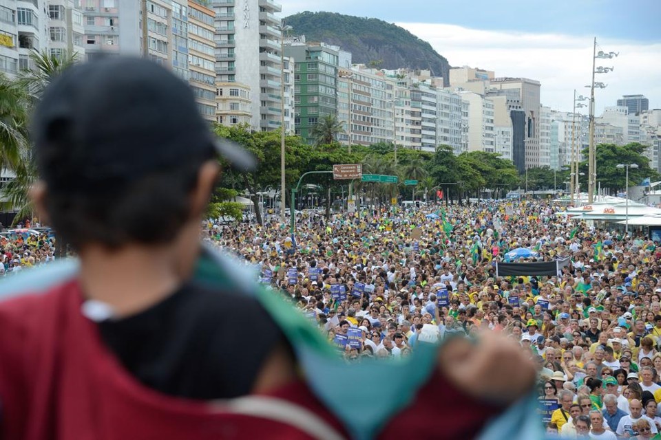 Manifestantes na orla de Copacabana, na manhã deste domingo (4/12). | Tomaz Silva/Agência Brasil