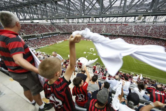Torcida girou camisas brancas na Arena. | Marcelo Andrade/Gazeta do Povo