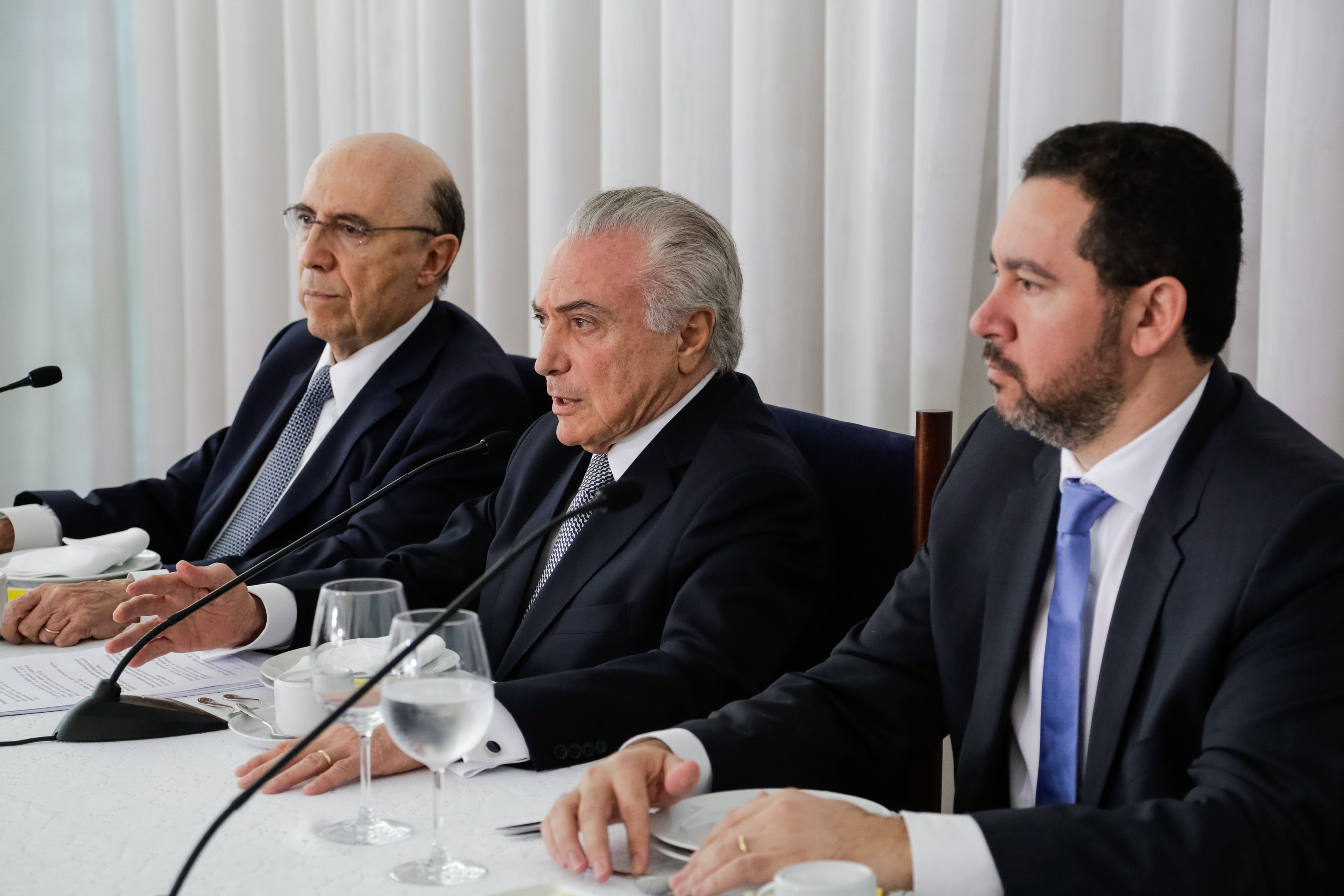 Temer entre os ministros Henrique Meirelles (Fazenda) e Dyogo Oliveira (Planejamento): equipe econômica deu aval ao presidente | Marcos Corrêa/PR