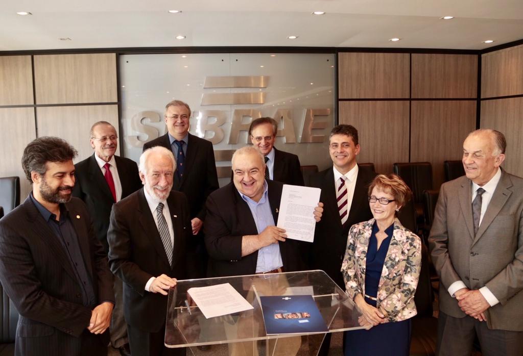 Greca assinou uma carta de compromisso com a inovação junto com diretores e representantes da Fecomércio, da Fiep, do Sebrae, universidades, entre outras entidades. | Luiz Costa/Sebrae/Divulgação