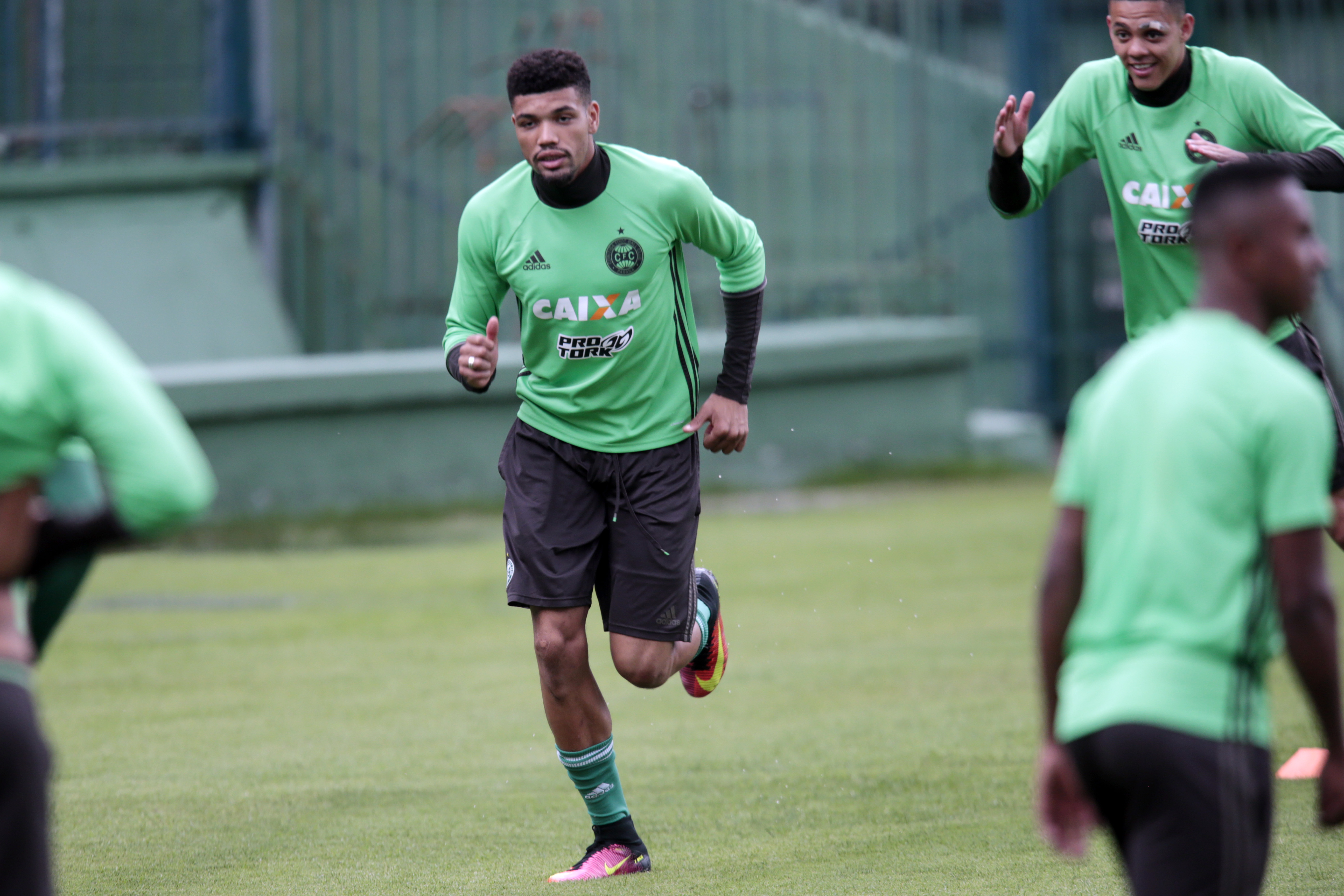 O zagueiro Juninho será um dos poucos titulares a enfrentar a Ponte Preta. | Albari Rosa/Gazeta do Povo