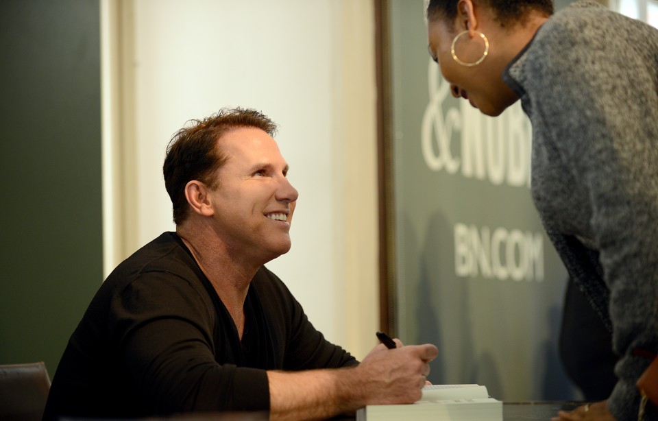 A sociedade dos escritores megamilionários. E existe um brasileiro na lista Nicholas Sparks dá autógrafo a leitora: os escritores mais bem-sucedidos vão até onde os fãs estão | Astrid Riecken/For The Washington Post