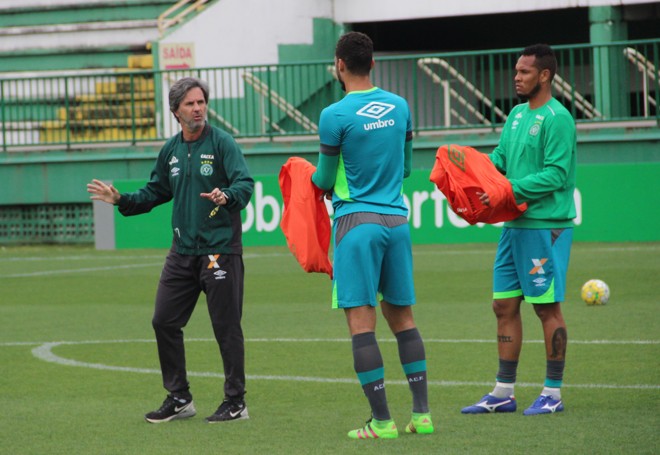 Caio Jr comanda treino da Chapecoense. | Chapecoense/Divulgação