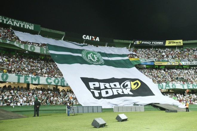 Camisa gigante teve o símbolo do Coxa substituído pelo símbolo da Chape na arquibancada. | Hugo Harada/Gazeta do Povo