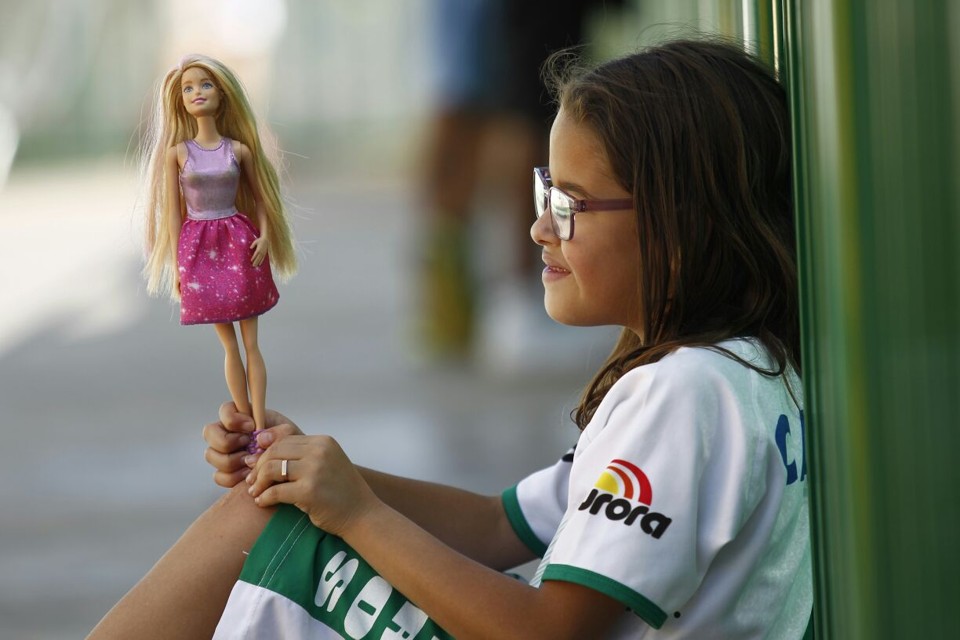 Clara com a Barbie que ganhou de Neto no seu aniversário. | Jonathan Campos/Gazeta do Povo