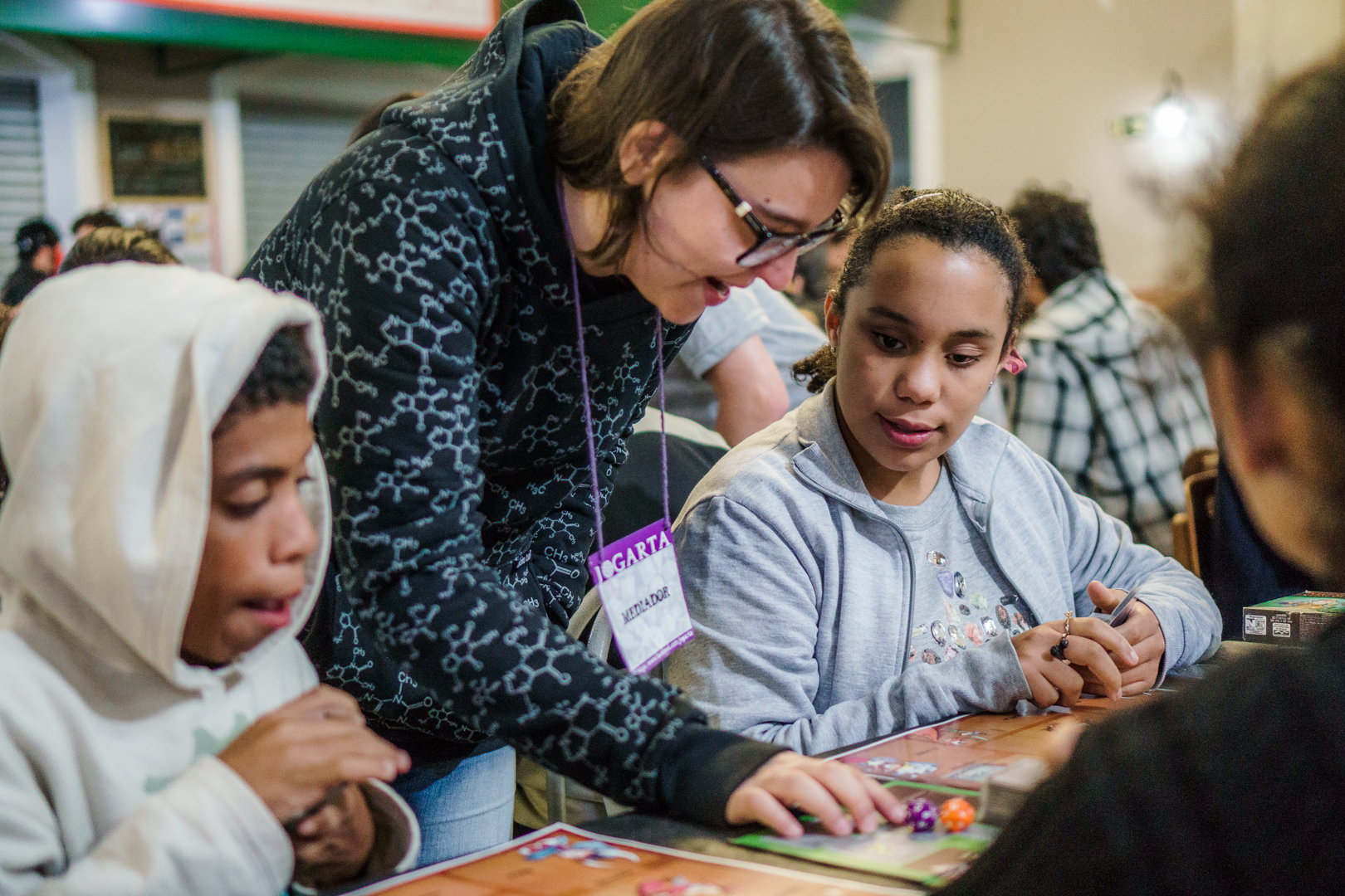 Mediadores orientam os jogos de tabuleiro durante o evento | Divulgação