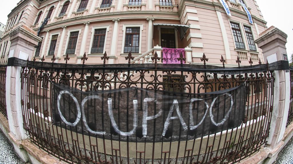 Ocupação das escolas estaduais, que chegou a atingir 850 instituições no Paraná, foi um dos eventos mais marcantes da educação em 2016. | Daniel Castellano/Gazeta do Povo