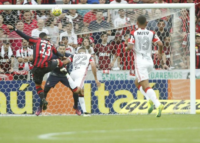 Everton tenta chance dentro da área. | Marcelo Andrade/Gazeta do Povo