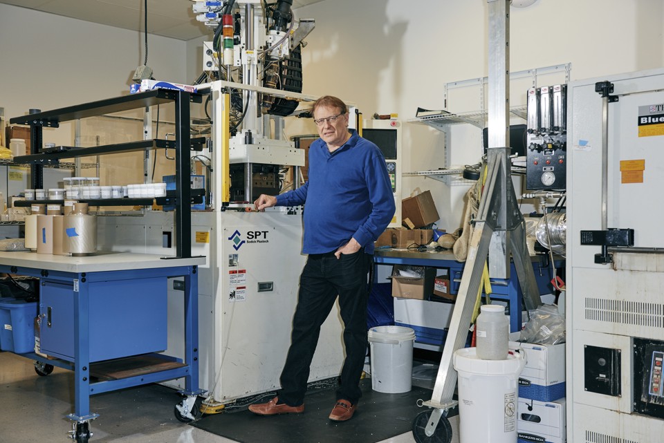 Mike Zimmerman  em seu laboratório, em Massachusetts (EUA). | Tony Luong
/NYT