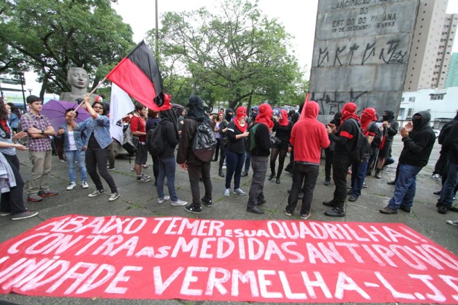 O protesto foi organizado pelas redes sociais contra a PEC 55, que limita os gastos públicos por vinte anos | Rodrigo Félix Leal Gazeta do Povo