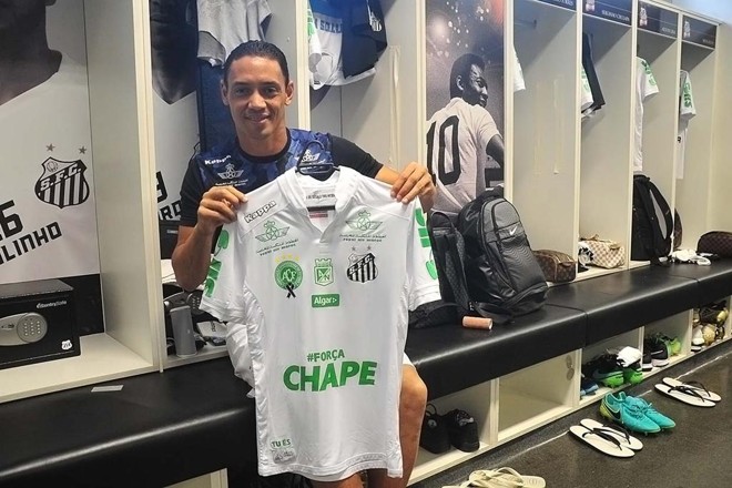 Ricardo Oliveira mostra a camisa do Santos em homenagem à Chapecoense. | Ivan Storti Santos FC