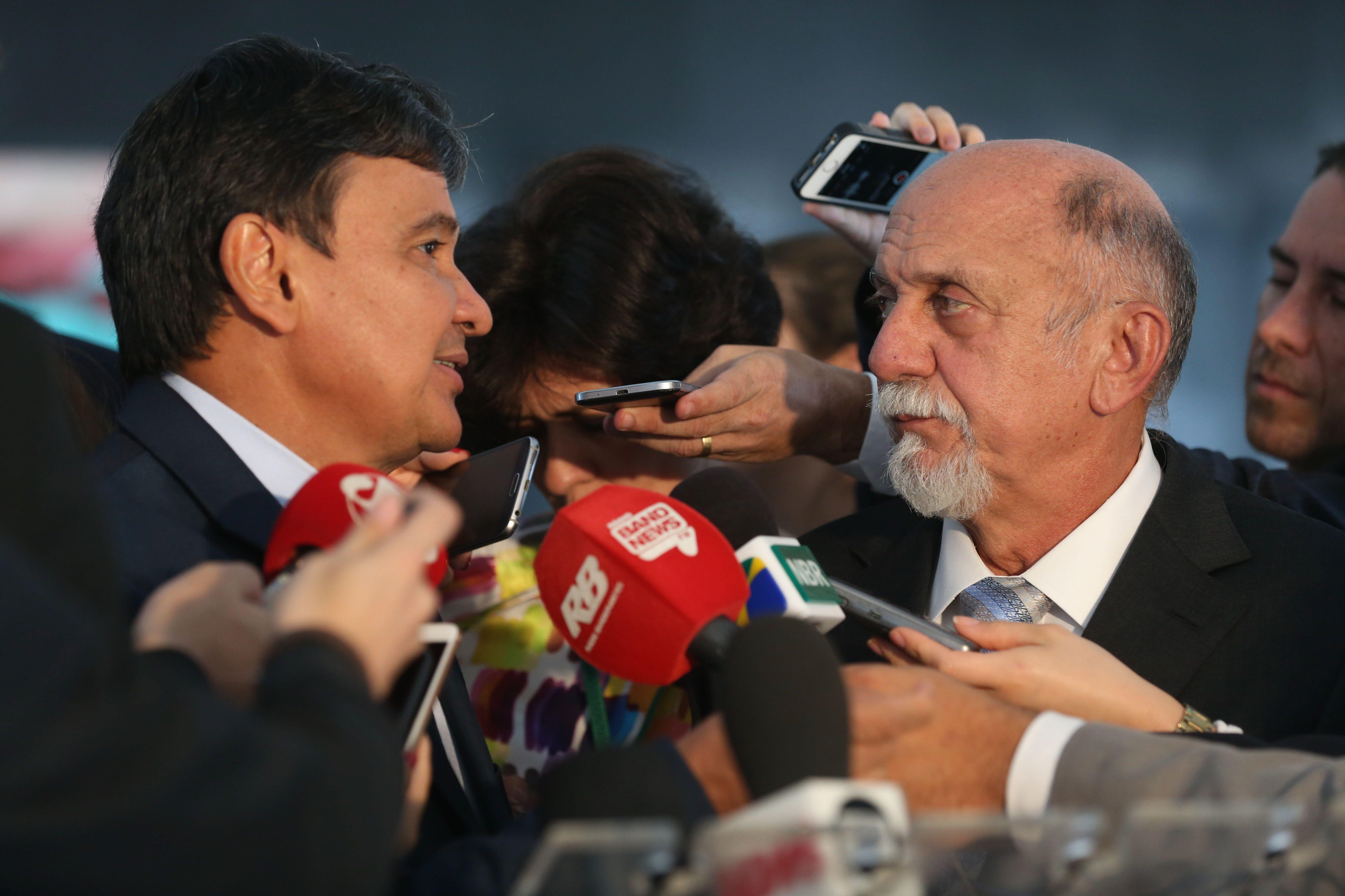 Governadores Wellington Dias (PI) e Simão Jatene (PA) falam à imprensa após reunião com o presidente Michel Temer e os governadores de SC, de GO, RJ e DF, no Planalto | Valter Campanato/Agência Brasil