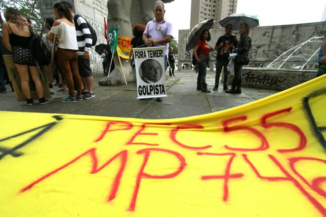 O protesto foi organizado pelas redes sociais contra a PEC 55, que limita os gastos públicos por vinte anos | Rodrigo Fèlix Leal/Gazeta do Povo