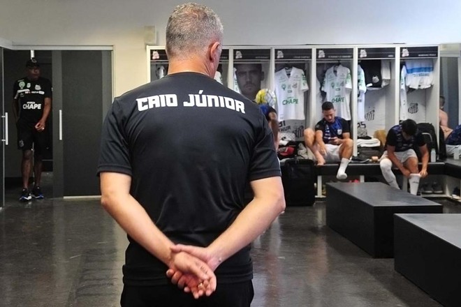 Técnico do Santos, Dorival Júnior, usa camisa em homenagem ao técnico Caio Júnior, que morreu no acidente da Chapecoense. | Ivan Storti Santos FC