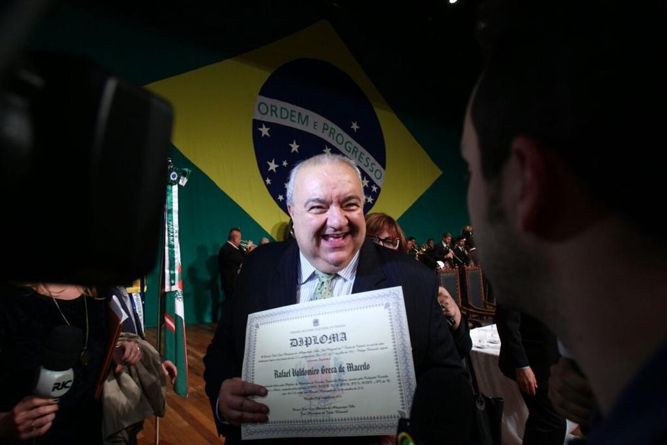Prefeito eleito mostra seu diploma, fornecido pelo TRE-PR | Daniel Castellano/Gazeta do Povo