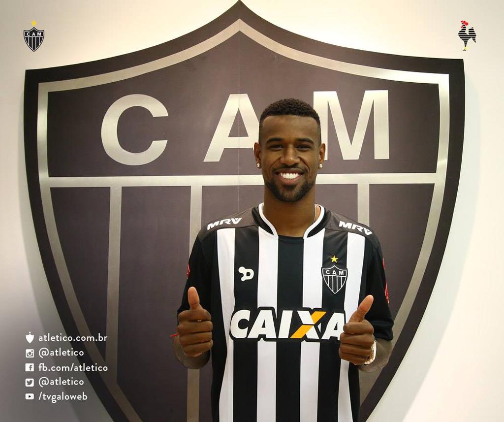O zagueiro Felipe Santana posa com a camisa do Galo. | Facebook/Atlético-MG