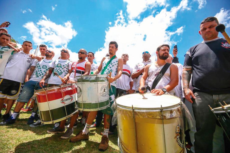 Membros das organizadas do Palmeiras, São Paulo, Santos e Corinthians em frente ao Pacaembu. | DARIO OLIVEIRA/ESTADÃO CONTEÚDO