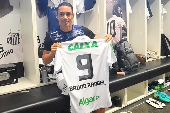 Ricardo Oliveira veste a 9 de Bruno Rangel. | Ivan Storti Santos FC