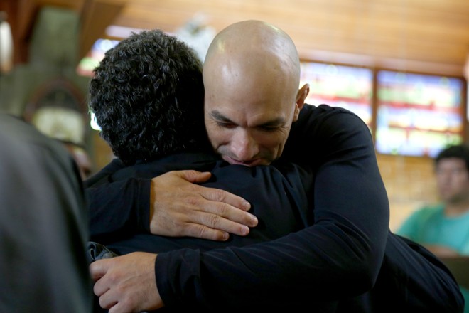 Marcos, golerio do Paraná, é confortado durante o velório de Caio Jr | Aniele Nascimento/Gazeta do Povo