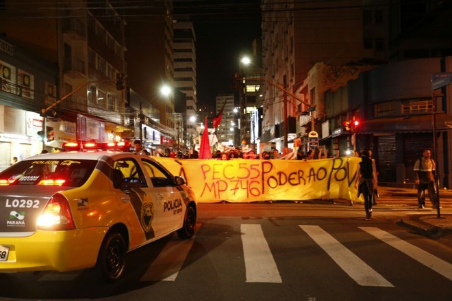 Momento em que a PM passa a acompanhar a manifestação no centro de Curitiba | Hugo Harada