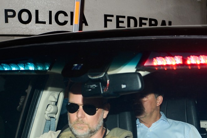Sérgio Cabral é transportado pela PF na ocasião de sua prisão, no Rio | Fernando Frazão/Agência Brasil/Arquivo