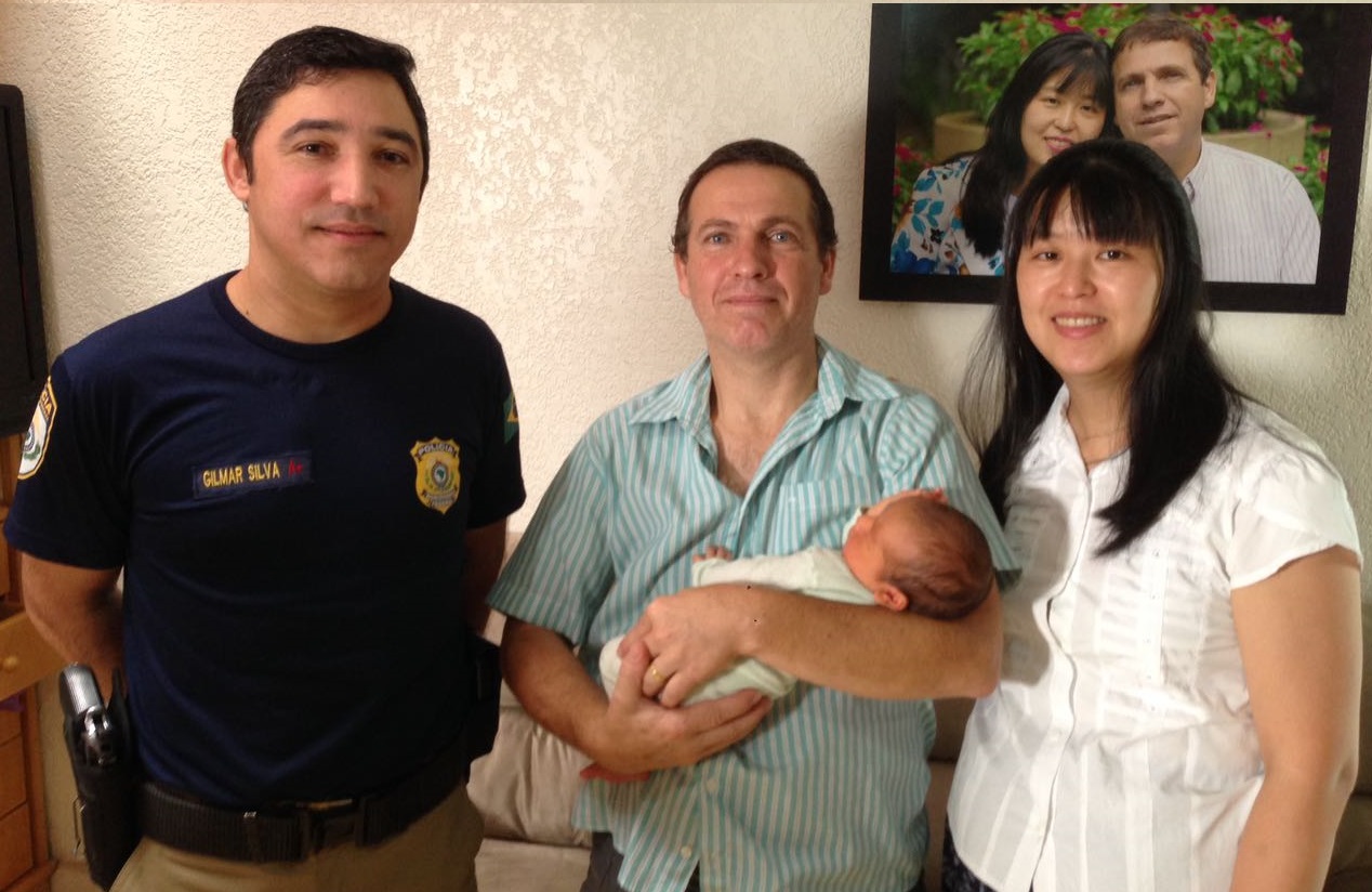 O policial rodoviário federal Gilmar Silva (esq), ajudou o casal Orlando e Alessandra a desafogar o filho recém-nascido. | Divulgação/PRF