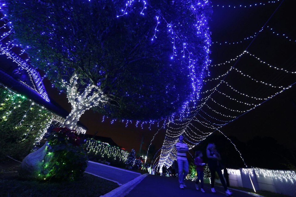 300 mil luzes de Natal transformam o distante Umbará em ponto turístico de Curitiba | Marcelo Andrade/Gazeta do Povo