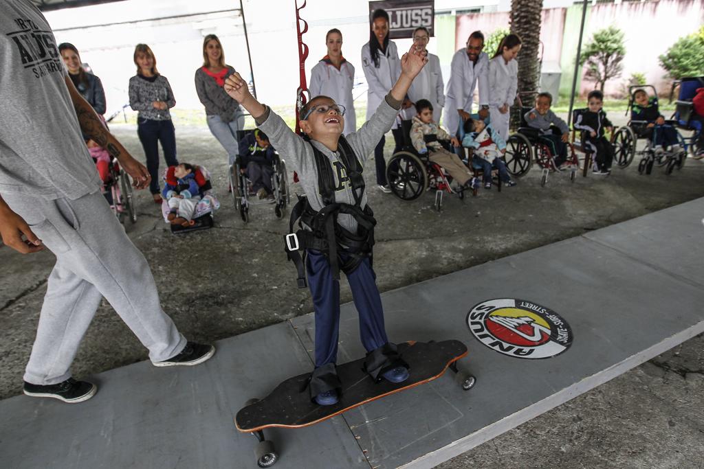 Tiago Galvão, 5 anos, ficou mais confiante desde que passou a andar no skate adaptado, o que o levou a dar os primeiros passos por conta própria. | Jonathan Campos/Gazeta do Povo
