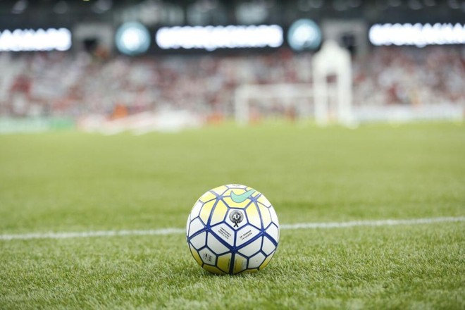 Bola na Arena tinha o escudo da Chapecoense. | Marcelo Andrade/Gazeta do Povo