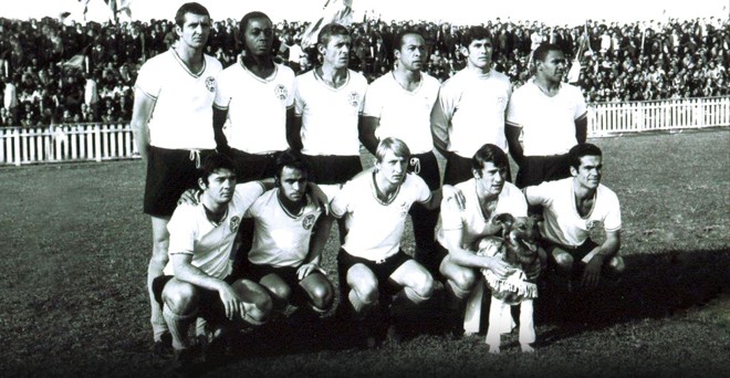 Não bastasse levar um cachorro para o campo, o craque Paulista levou um cachorro vestido. | Reprodução