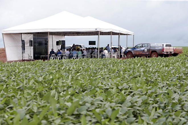 Lançamento foi no meio de uma plantação de soja, em Rondonópolis, um dos principais polos produtivos do Mato Grosso. | Albari Rosa/Gazeta do Povo