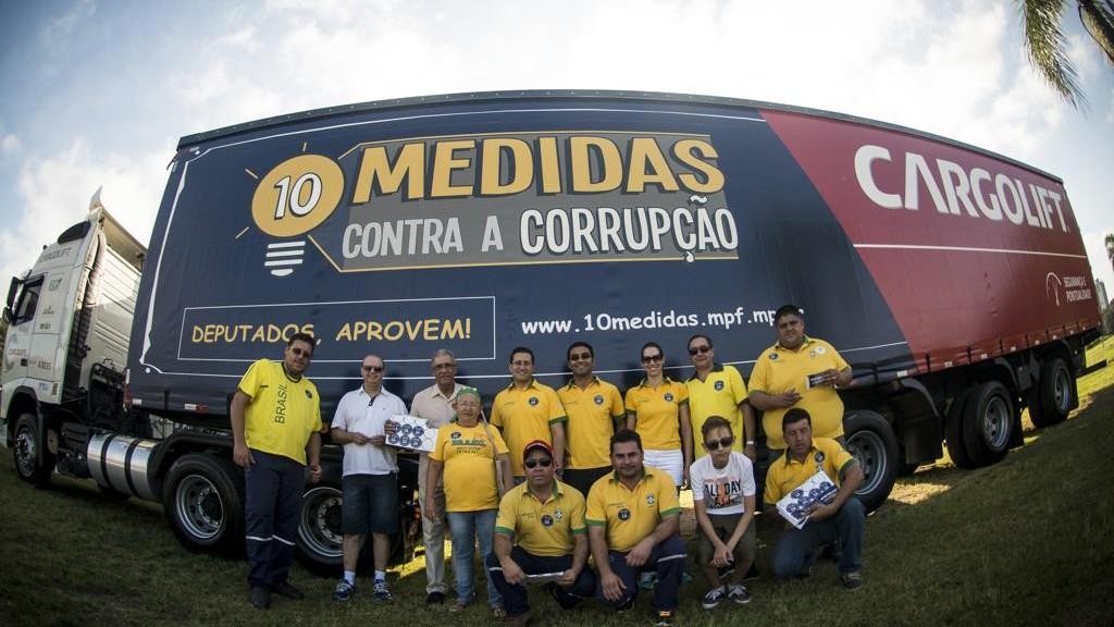 Markeson Marques e sua equipe posam em frente a uma das carretas personalizadas em defesa das “Dez Medidas” | Divulgação