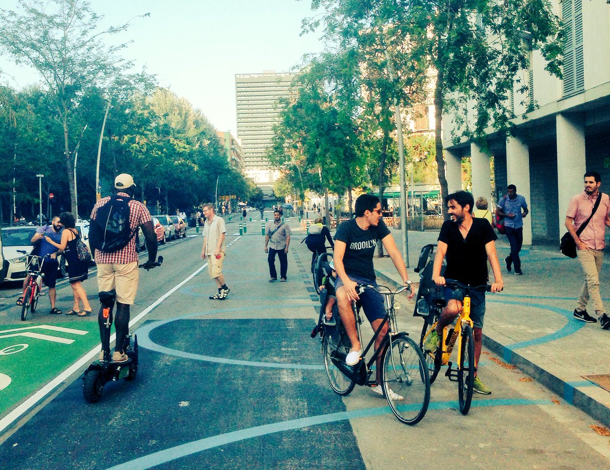 Superquadra de Poblenou, em Barcelona, onde a circulação de automóveis é restrita e a de pedestres é incentivada | BCNecologia/Divulgação