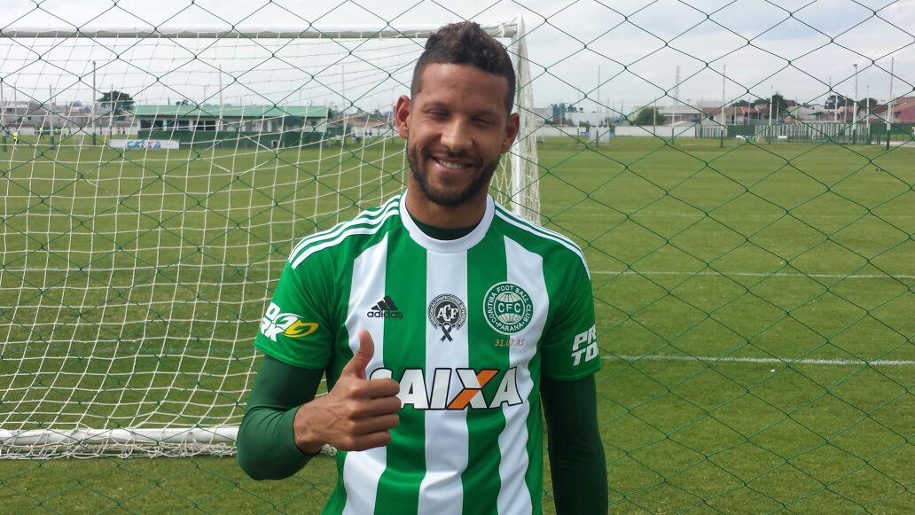 Goleiro Rafael Martins com a camisa em homenagem à Chape. | Julio Filho/Gazeta do Povo