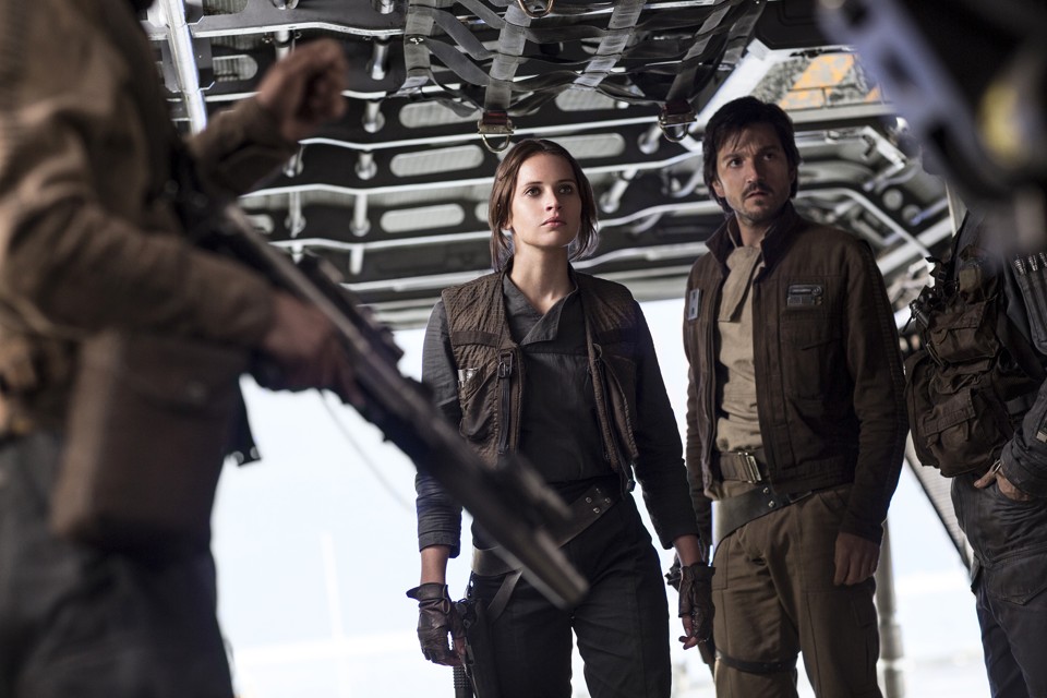 ‘Rogue One’: feito para matar o tempo e tirar uma grana fácil. Dá para o gasto “Rogue One”, o filme, assim como “O Despertar da Força” que saiu no ano passado, presta muito bem as suas homenagens ao mundo imaginativo criado por George Lucas | Jonathan Olley/Lucasfilm-Walt Disney Studios Mo/Divulgação