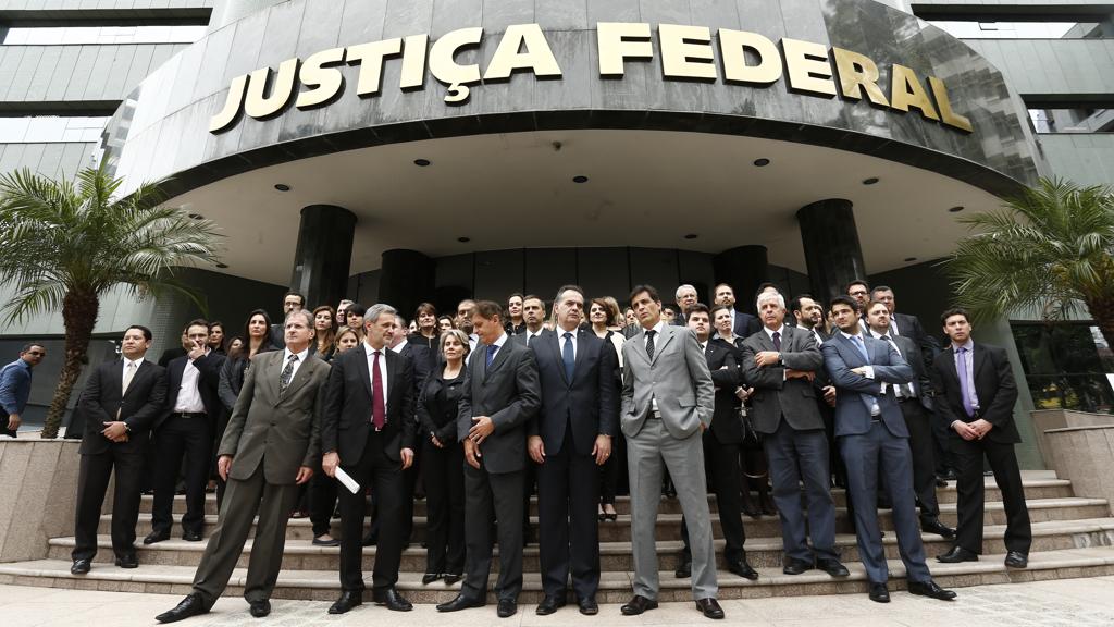 Cerca de 70 procuradores, juízes e promotores participaram de ato na capital paranaense. | Hugo Harada/Gazeta do Povo