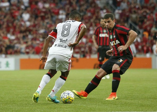 André Lima na marcação. | Marcelo Andrade/Gazeta do Povo