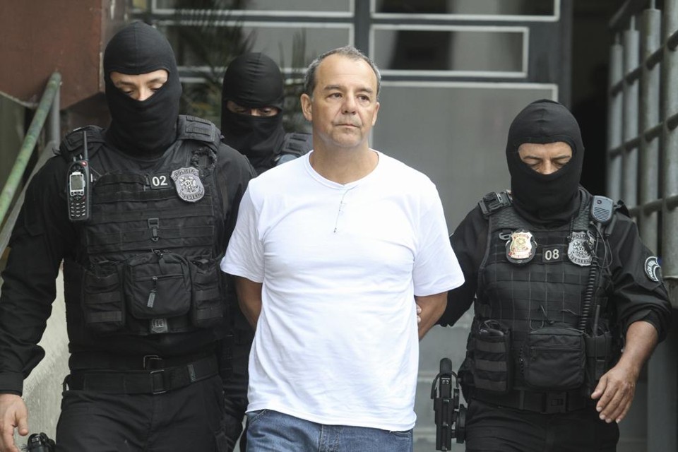 Sérgio Cabral faz visita ao IML de Curitiba para fazer exame de corpo-delito ao chegar a Curitiba | Rodrigo Félix/Gazeta do Povo/Arquivo