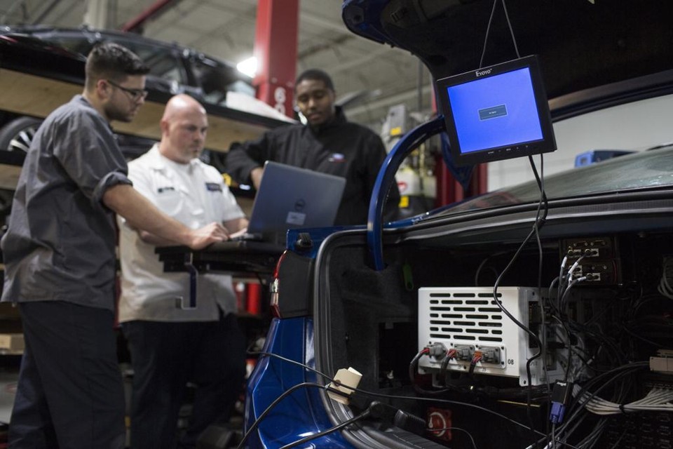 Com os incentivos certos, Ford muda cultura e se torna mais inovadora Engenheiros da Ford trabalham no novo Fusion autônomo. | Divulgação/Ford