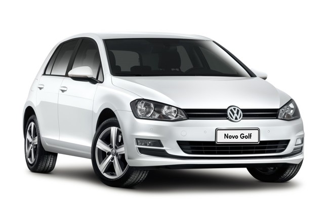 VOLKSWAGEN GOLF: Fabricado em São José dos Pinhais, é o único da lista com sete airbags (duplo frontal, dois laterais, dois de cortina e um de joelho para o motorista). Vem ainda com controles de estabilidade e de tração e sistema Multicollision Brake, que freia o veículo após detectar uma colisão, diminuindo os danos, e sensores de estacionamento traseiro e dianteiro. Como opcional, oferece o controle de cruzeiro adaptativo (ACC), que freia e acelera o veículo automaticamente. Motores: 1.0 turbo, de 125 cv, 1.4 turbo, de 150 cv, 1.6, de 120 cv, e 2.0, de 220 cv. Preço: a partir de R$ 74.990. |