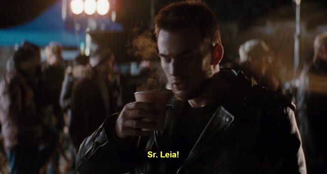 O personagem interpretado por Chris Evans chama-se Lucas Lee. Em uma sequência de cenas com o Sr. Lee aparece, de repente aparece “Sr. Leia” | Reprodução