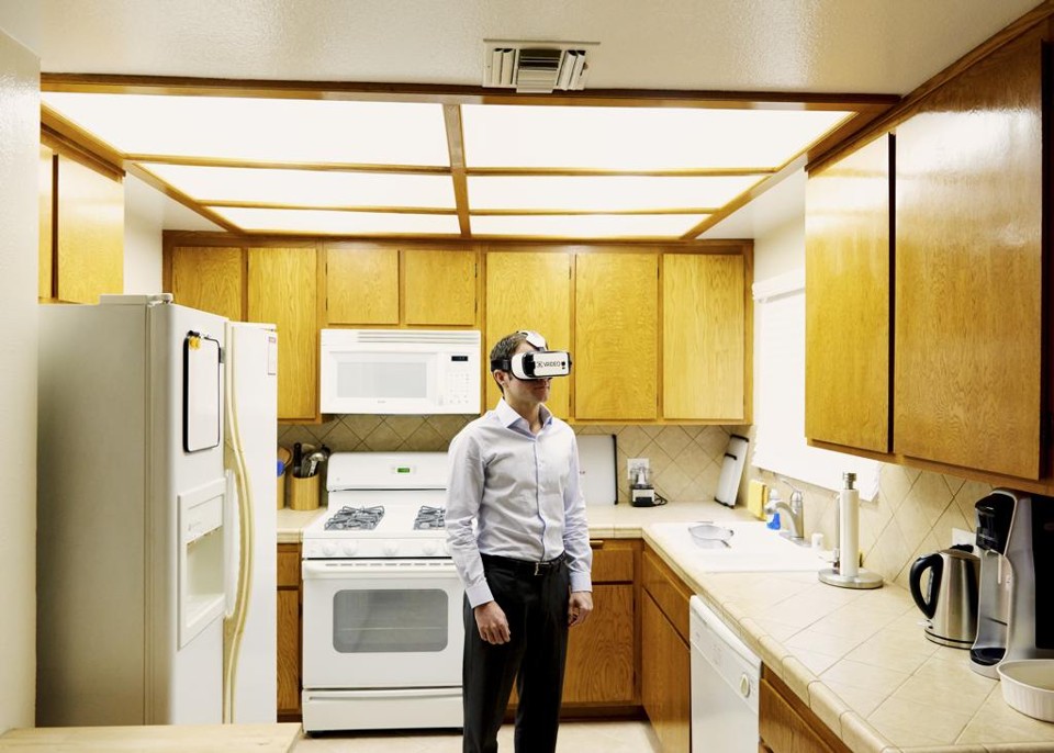 Alex Rosenfeld,fundador da Vrideo, uma startup que atua como um hub similar ao Youtube, as para vídeos de realidade virtual | Jake Michael/NYT