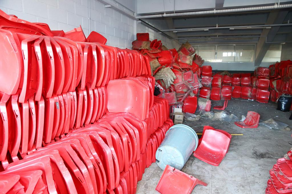 Cadeiras antigas da Arena com problema estão empilhadas no Estádio Olímpico. | Divulgação/Prefeitura de Cascavel