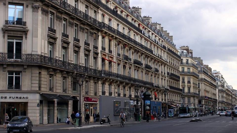 Mimos e limite infinito no cartão: conheça o serviço dos bancos só para milionários Avenida Champs Élysées, em Paris: dentre as opções de investimentos para clientes “private” está a compra de imóveis em lugares luxuosos para aluguel. | Valterci Santos/Arquivo/Gazeta do Povo