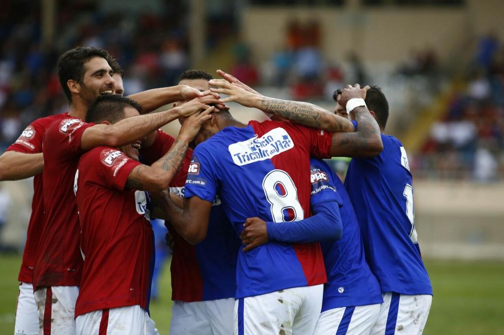 Festa paranista na Vila Capanema: cinco gols e boa atuação diante do Foz na estreia pelo Paranaense. | Henry Milléo/Gazeta do Povo
