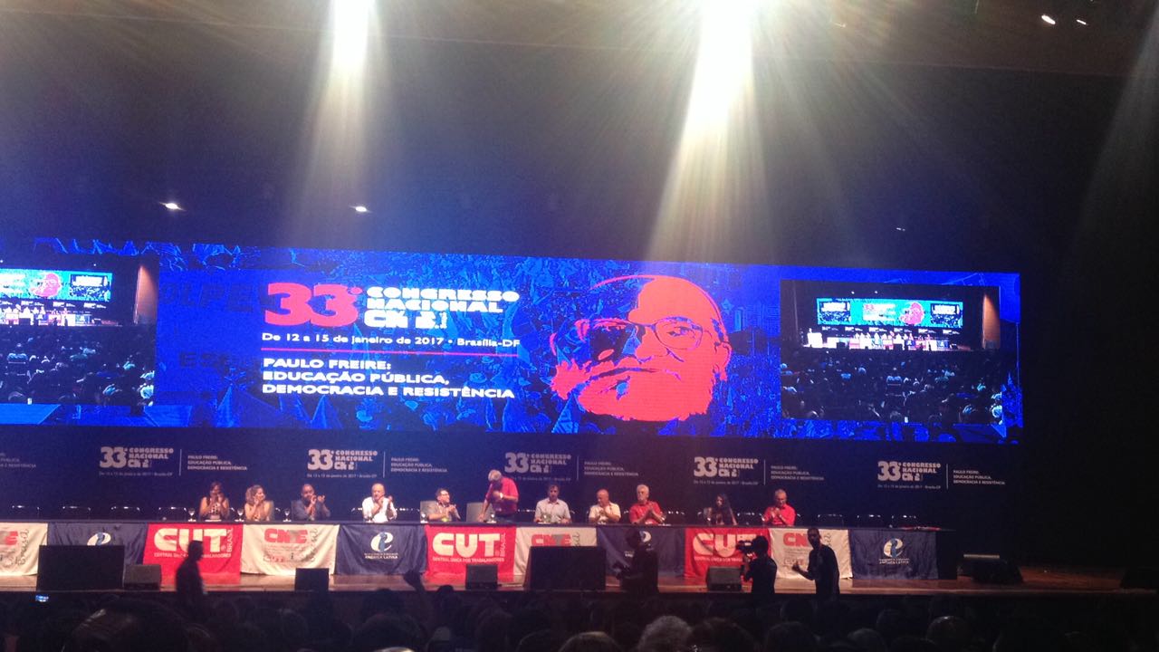 Ana Júlia (segunda da direita para a esquerda) na mesa de abertura do Congresso da Confederação Nacional dos Trabalhadores em Educação | Catarina Scortecci/Gazeta do Povo