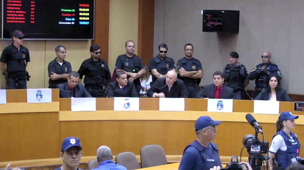 Cinco vereadores presos tomaram posse na Câmara Municipal de Foz do Iguaçu nesta quarta-feira. | Reprodução/TV Câmara